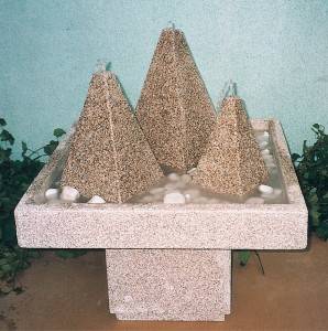 Fuente de piedra para jardín Pirámides