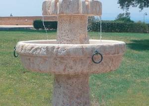Fuente de piedra Etrusca con Bola