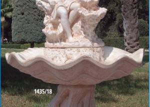 Fuente de piedra con figuras